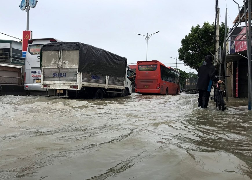Dự báo thời tiết đêm nay và ngày mai (30/9-1/10): Hà Nội và cả nước có mưa và mưa to cục bộ; Đông Bắc Bộ, Bắc Trung Bộ mưa vừa, mưa to đến rất to Dự báo thời tiết đêm nay và ngày mai (30/9-1/10): Hà Nội và cả nước có mưa và mưa to cục bộ; Đông Bắc Bộ, Bắc Trung Bộ mưa vừa, mưa to đến rất to