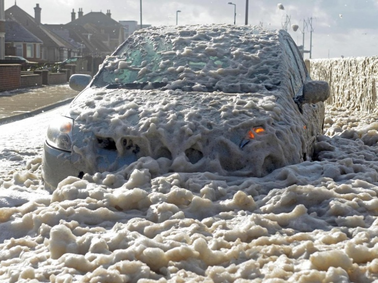 Bọt biển phủ kín thị trấn Anh sau siêu bão Ophelia