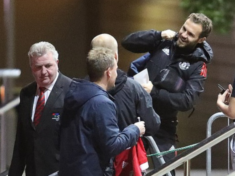 Cầu thủ MU rạng rỡ như “sao Hollywood” trước đại chiến với Benfica