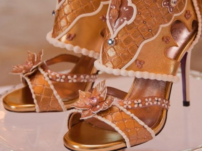 Đôi giày cao gót đắt nhất thế giới giá 15 triệu USD