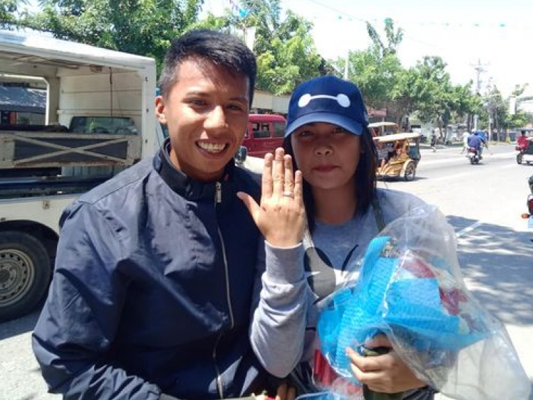 Giả chết giữa đường để cầu hôn bạn gái