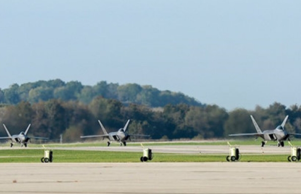 Tiêm kích F-22 sơ tán để tránh siêu bão Michael