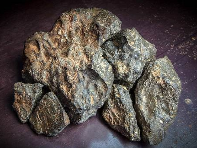 Mẩu đá Mặt trăng có giá tương đương... 12 tỷ đồng