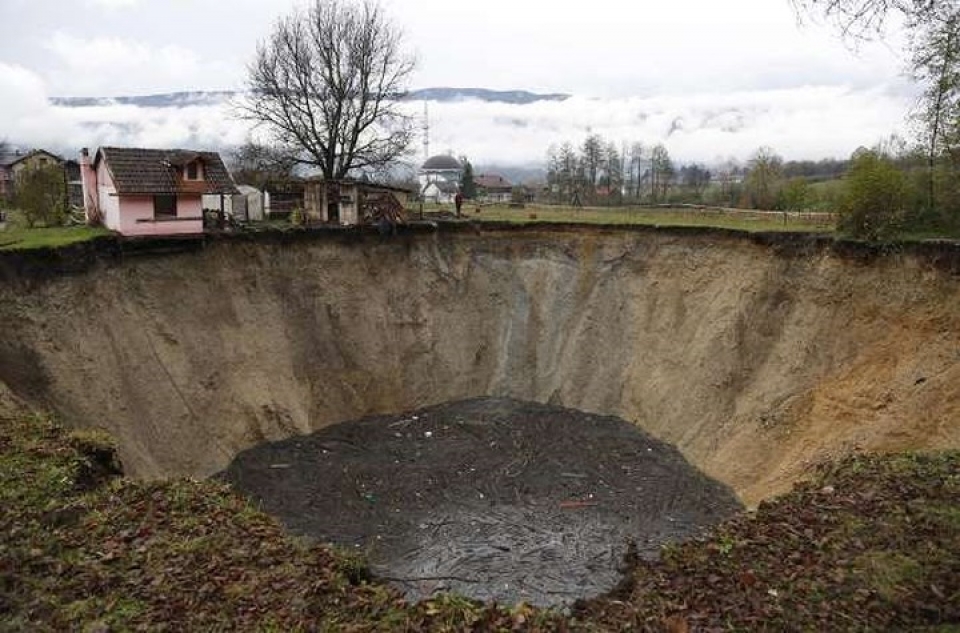 kinh hoang nhung ho tu than nguy hiem va dang so tren the gioi