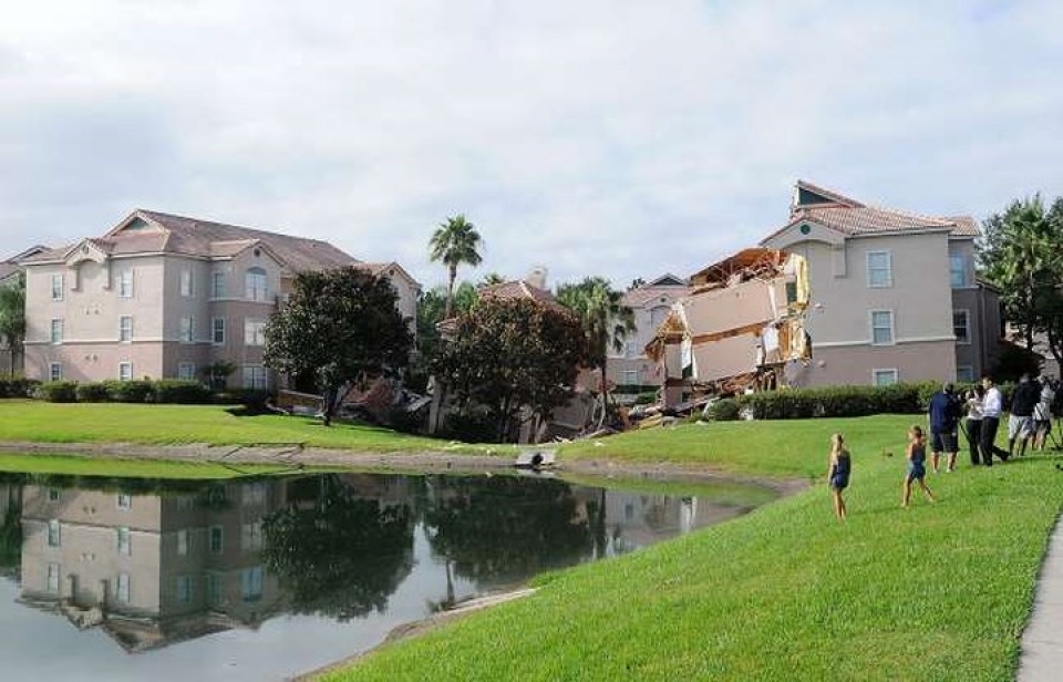 kinh hoang nhung ho tu than nguy hiem va dang so tren the gioi