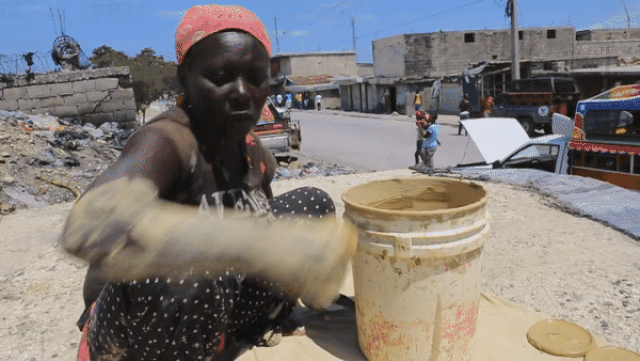 Câu chuyện buồn về những chiếc bánh bùn ở Haiti cau chuyen buon ve nhung chiec banh bun o haiti