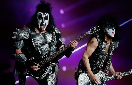 Show diễn ca nhạc dưới đại dương cho... cá mập xem