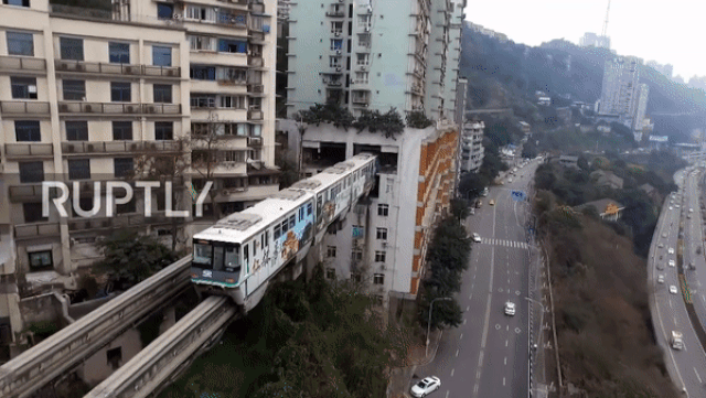 doc la tuyen duong sat duong cao toc chay xuyen thung qua toa nha