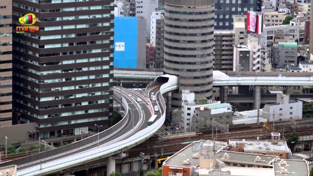 doc la tuyen duong sat duong cao toc chay xuyen thung qua toa nha