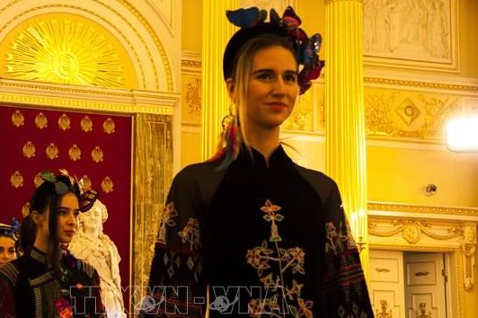 Áo váy lụa và thổ cẩm Việt Nam đến gần hơn với công chúng Nga