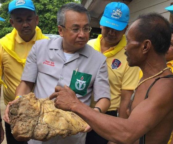 Tìm thấy 'khối đá' lạ xù xì, ngư dân có khả năng 'trúng lớn' 7,6 tỷ đồng