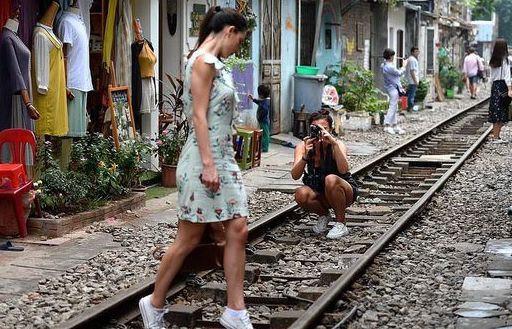 Khách Tây tiếc nuối khi 'phố đường tàu' đóng cửa