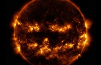 Bức ảnh Mặt trời tựa như trái bí ngô Halloween gây sốt cộng đồng mạng