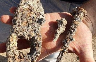 Israel phát hiện đinh và búa sắt 1.400 năm tuổi