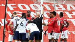 Cổ động viên Man Utd nổi cơn thịnh nộ vì Lamela không phải nhận thẻ đỏ