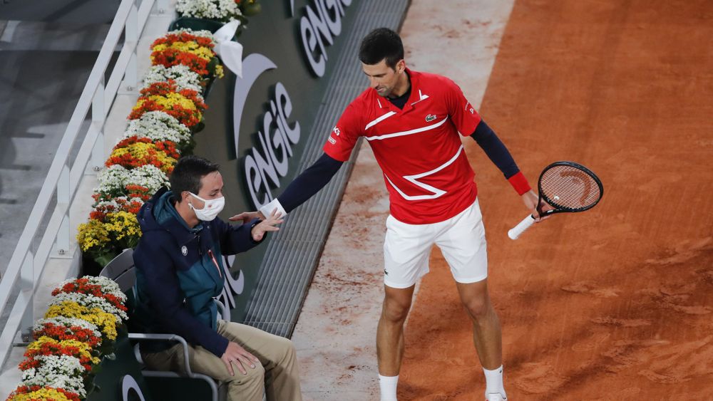 novak djokovic lai danh bong trung mat trong tai