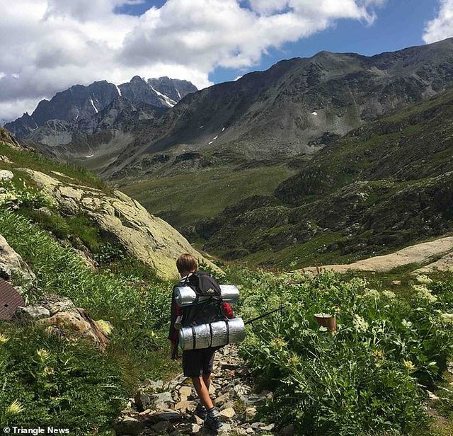 đi bộ Các chuyến bay hoãn hủy vì Covid-19, bé trai đi bộ gần 2.800 km để thăm bà