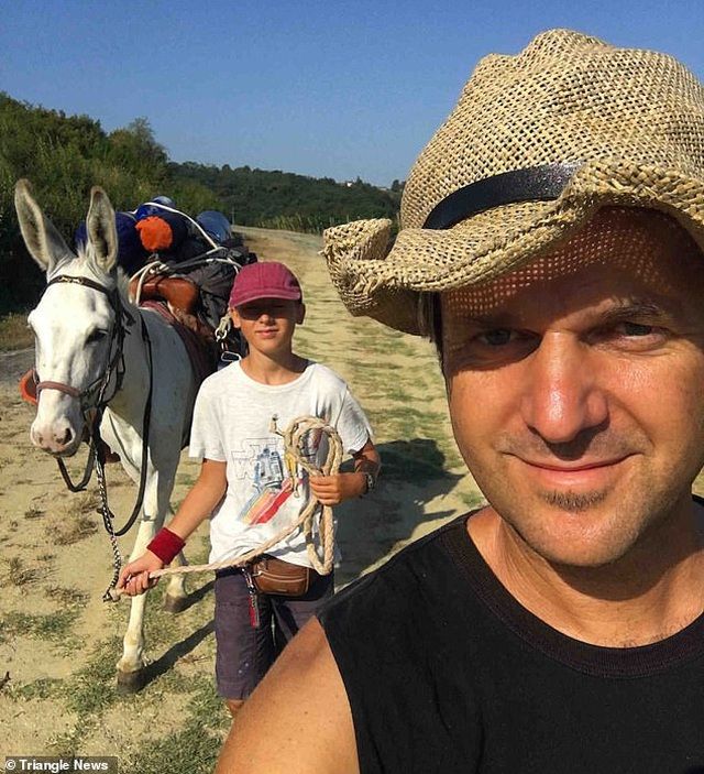 đi bộ Các chuyến bay hoãn hủy vì Covid-19, bé trai đi bộ gần 2.800 km để thăm bà