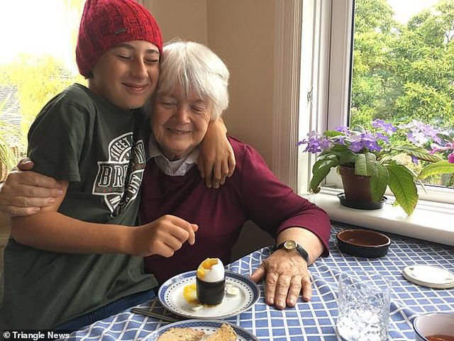 đi bộ Các chuyến bay hoãn hủy vì Covid-19, bé trai đi bộ gần 2.800 km để thăm bà