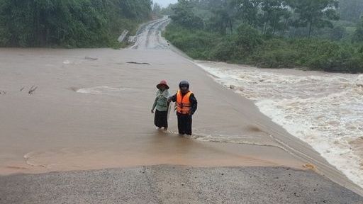 Dự báo thời tiết: Cập nhật tình hình mưa lớn diện rộng ở Trung Bộ; cảnh báo mưa dông, sóng lớn trên biển