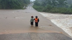 Dự báo thời tiết: Cập nhật tình hình mưa lớn diện rộng ở Trung Bộ; cảnh báo mưa dông, sóng lớn trên biển