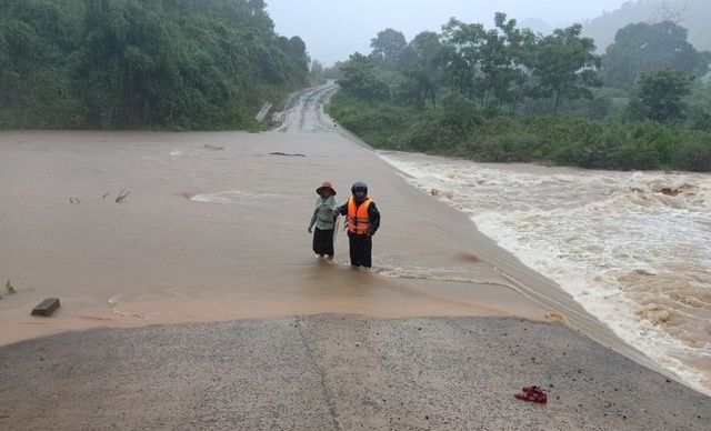 du bao thoi tiet trung bo mua lon dien rong canh bao mua dong gio manh va song lon tren bien