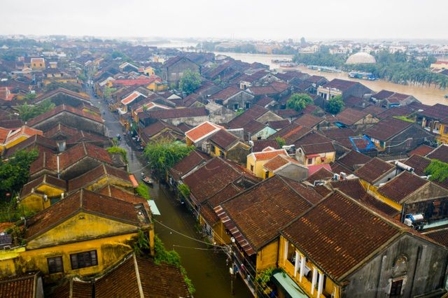 pho co hoi an ngap trong bien nuoc nhin tu camera bay