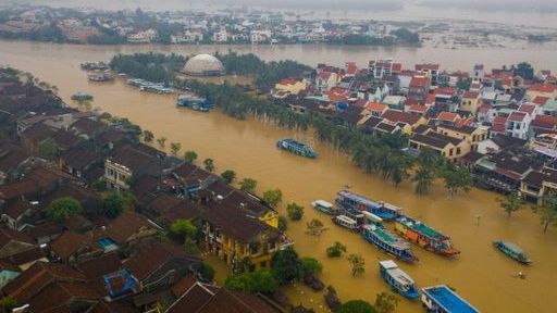 Phố cổ Hội An ngập trong 'biển nước' nhìn từ camera bay