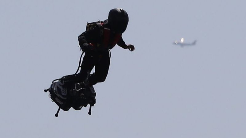 Mỹ: Phi công nhìn thấy người lướt ván bay ở độ cao gần 2.000 m