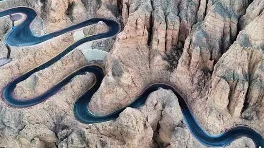 'Hoa mắt chóng mặt' với đoạn đường 2,3 km nhưng có tới 22 khúc cua