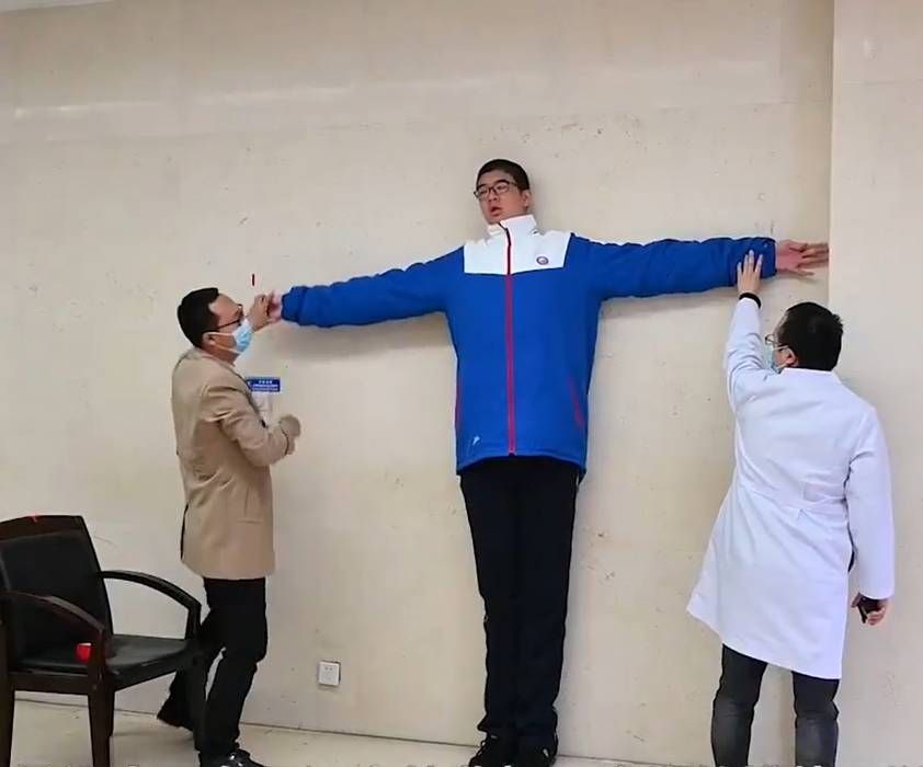 cao hon 2 m cau be 14 tuoi de tro thanh thieu nien cao nhat the gioi