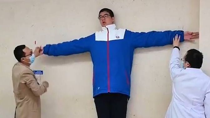 Trung Quốc: Cậu bé 14 tuổi muốn thách thức Kỷ lục Guinness, trở thành nam thiếu niên cao nhất thế giới