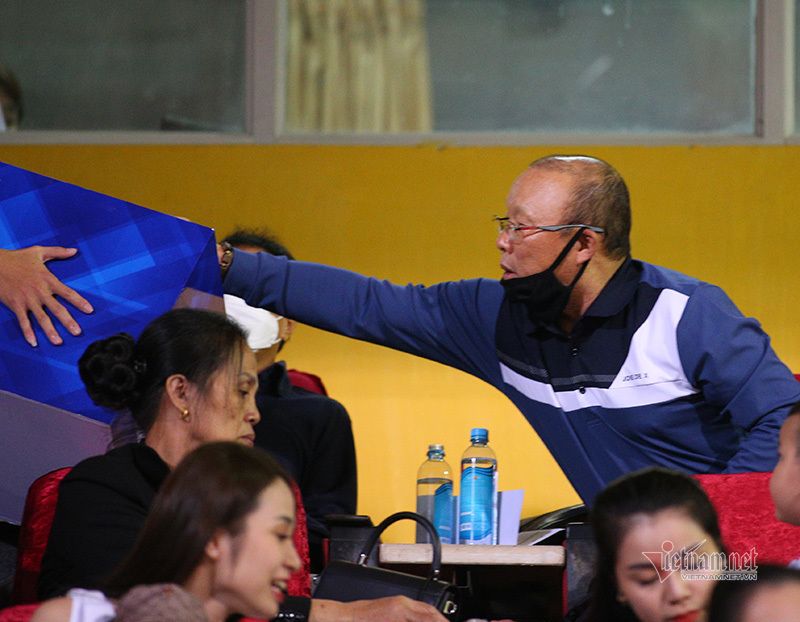 HLV Park Hang Seo tiếp sức miền Trung vượt bão lũ hlv park hang seo tiep suc mien trung vuot bao lu