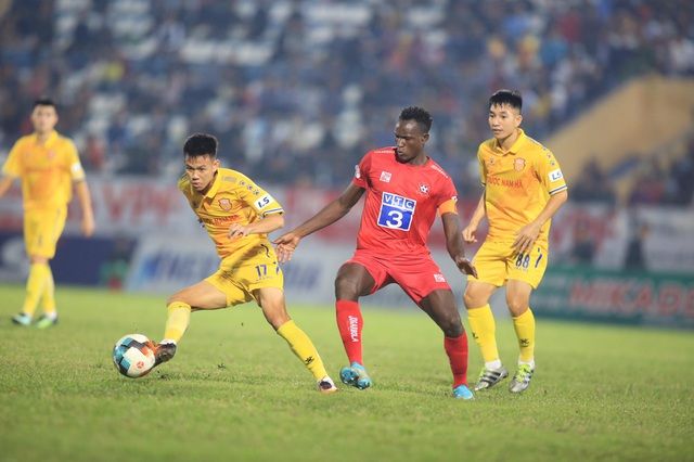 CLB Nam Định HLV CLB Nam Định lo có 'tác động ngoài' ở trận gặp Sông Lam Nghệ An