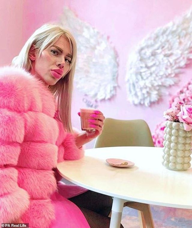 Nam thanh niên chi ra hơn 450 triệu đồng để được giống búp bê Barbie nam thanh nien chi ra hon 450 trieu dong de duoc giong bup be barbie