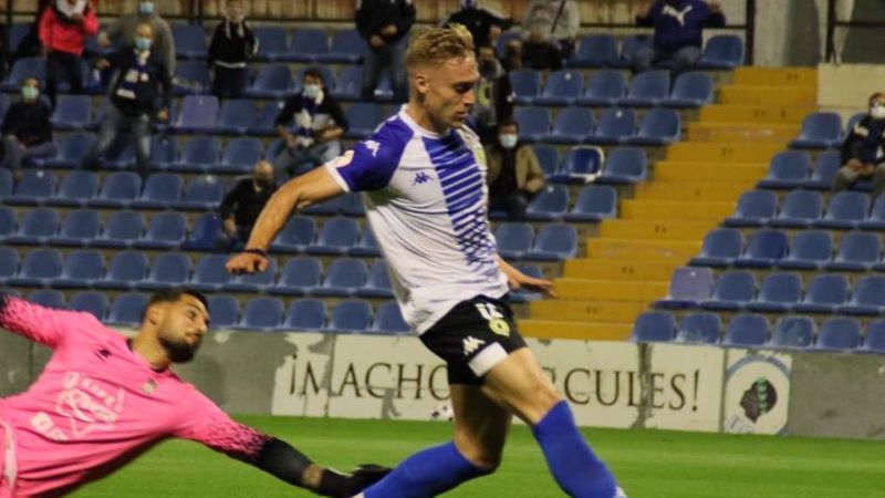 Sai lầm khó tin, thủ môn khiến đội nhà thua cay đắng phút cuối