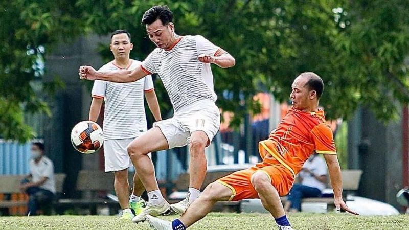 MC Thành Trung đứt dây chằng chân phải, 'cãi' lời vợ vì niềm đam mê bóng đá