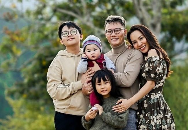 40 tuoi ca sy hoang bach hanh phuc ben gia dinh nho 1 vo 3 con