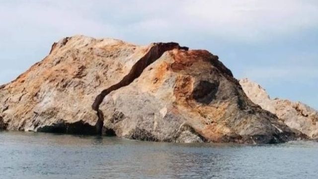 Thái Lan: Bão lớn làm đảo đá vôi nặng 50.000 bị 'chẻ đôi'