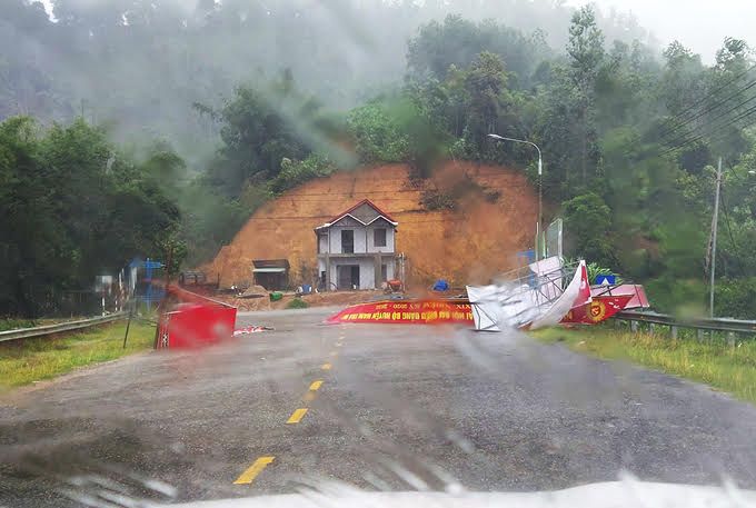 Bão số 9 Molave đi rất nhanh rất mạnh áp sát bờ biển Đà Nẵng Phú Yên bao so 9 molave di rat nhanh rat manh ap sat bo bien da nang phu yen