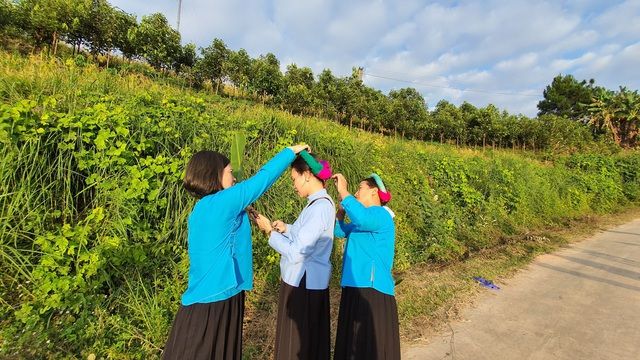 Những cô gái người Sán Chỉ không chỉ đẹp, duyên dáng mà còn rất mến khách. Về vùng cao Tiên Yên, Quảng Ninh ngắm ruộng bậc thang rực rỡ mùa lúa chín