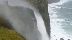 Sửng sốt trước cảnh tượng thác nước 'chảy ngược dòng' vì gió mạnh