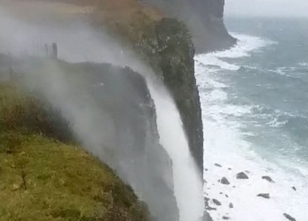 Sửng sốt trước cảnh tượng thác nước 'chảy ngược dòng' vì gió mạnh