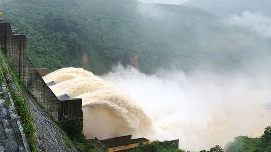 Hàng loạt thủy điện miền Trung xả lũ sau bão