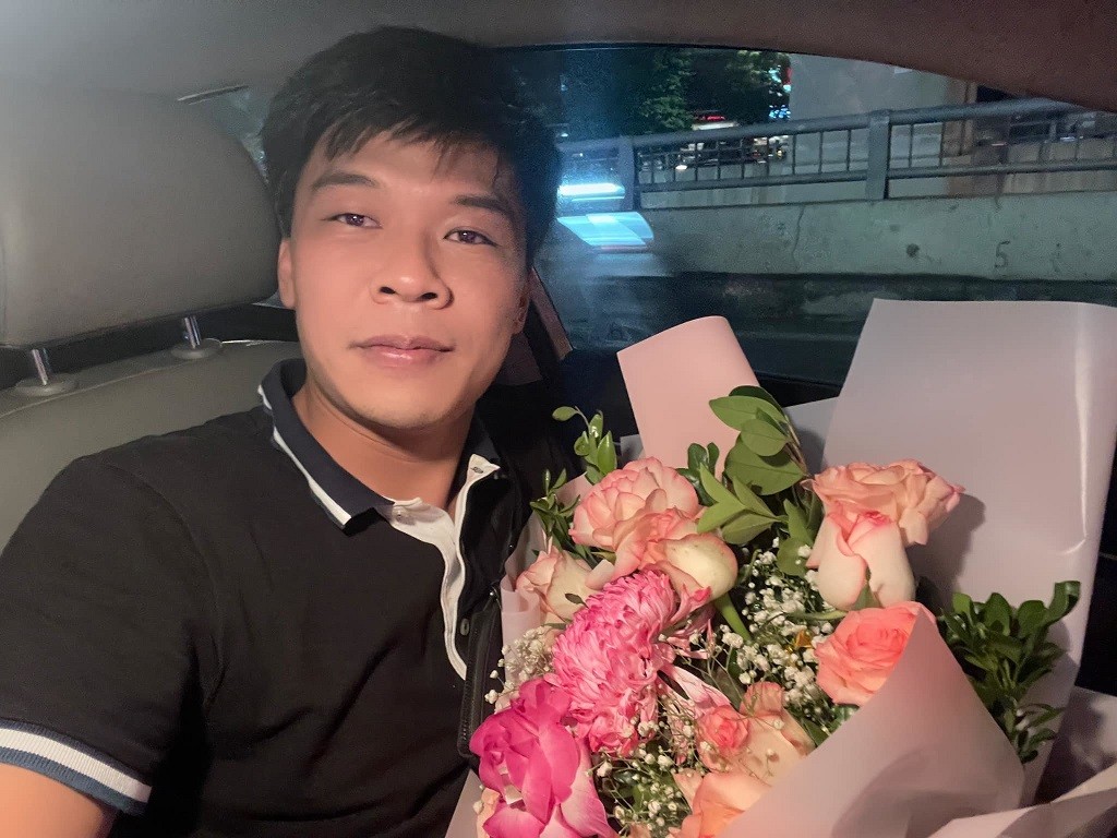 Diễn viên Trung Ruồi chia sẻ bức ảnh nhận hoa khi kết thúc vai Long đần trong '11 tháng 5 ngày' đêm 3/10. Diễn viên Trung Ruồi chia sẻ bức ảnh nhận hoa khi kết thúc vai Long đần trong '11 tháng 5 ngày' đêm 3/10.