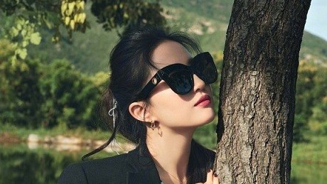 Lưu Diệc Phi tận hưởng kỳ nghỉ đầu Thu thanh bình