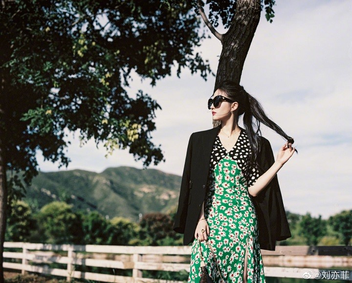 Lưu Diệc Phi tận hưởng kỳ nghỉ đầu Thu Lưu Diệc Phi tận hưởng kỳ nghỉ đầu Thu