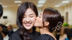 Khả Ngân chụp ảnh kỷ niệm, chia tay các diễn viên đoàn làm phim 11 tháng 5 ngày