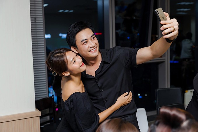 Khả Ngân chụp ảnh kỷ niệm, chia tay các diễn viên đoàn làm phim 11 tháng 5 ngày Khả Ngân chụp ảnh kỷ niệm, chia tay các diễn viên đoàn làm phim 11 tháng 5 ngày