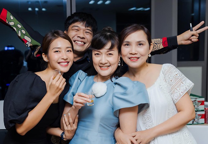 Khả Ngân chụp ảnh kỷ niệm, chia tay các diễn viên đoàn làm phim 11 tháng 5 ngày Khả Ngân chụp ảnh kỷ niệm, chia tay các diễn viên đoàn làm phim 11 tháng 5 ngày